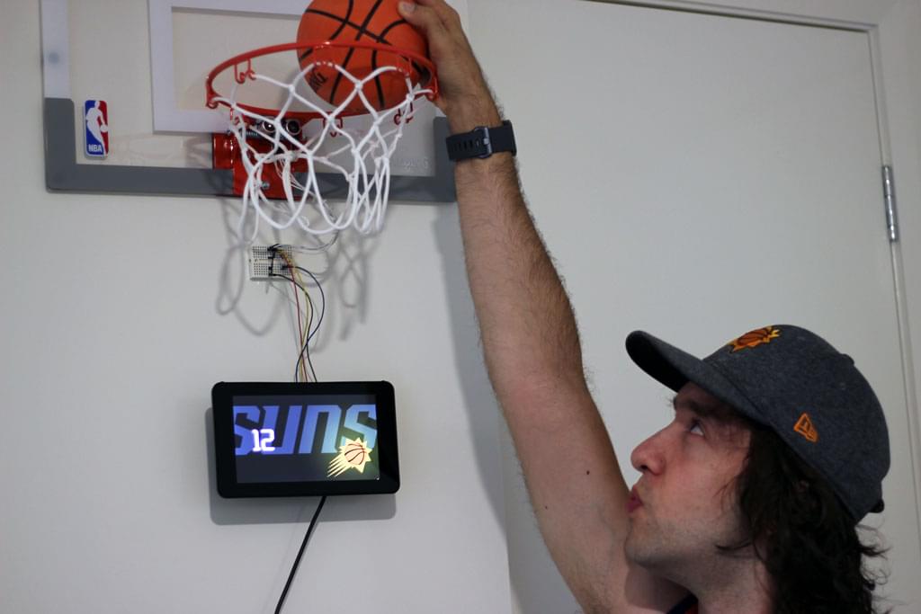 Patrick Catanzariti using his mini-basketball loop with scoreboard